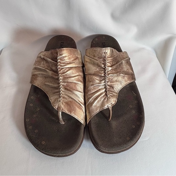 TAOS Sz 10 Gift 2 Front Post Ruched Gold Sandals Confort Insoles Leather - Picture 2 of 9